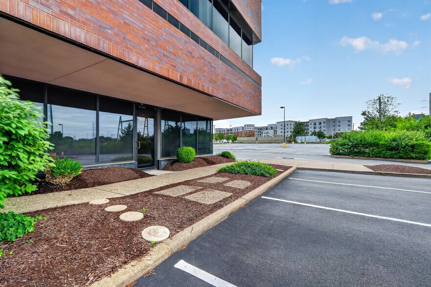 8888 Ladue Rd, Ladue, MO à louer - Photo de l’immeuble – Image 3 sur 41