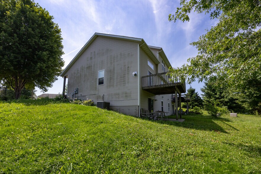 2020 Stratford Ct, Coralville, IA à vendre - Photo de l’immeuble – Image 2 sur 3