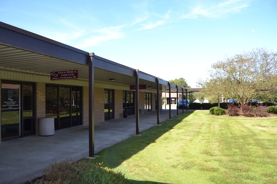 2400 Wayne Memorial Dr, Goldsboro, NC à louer - Photo de l’immeuble – Image 3 sur 9