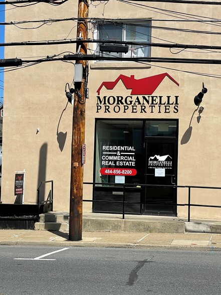1057 Main St, Hellertown, PA à louer - Photo de l’immeuble – Image 3 sur 14