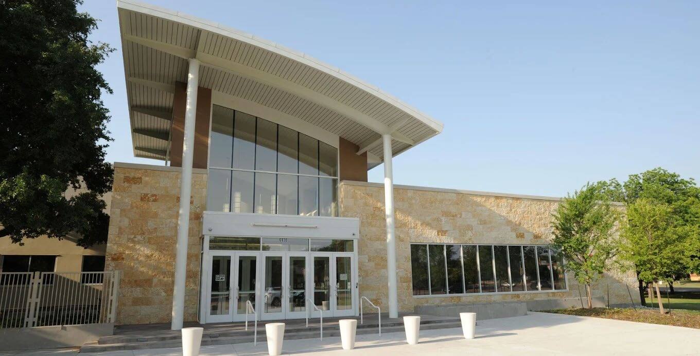 6930 Alpha Rd, Dallas, TX à louer Photo de l’immeuble– Image 1 sur 3