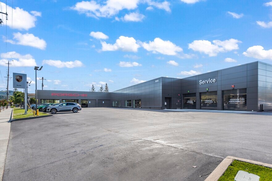 Two Trophy Auto Dealership Investments portefeuille de 2 biens à vendre sur LoopNet.fr - Photo de l’immeuble – Image 3 sur 13