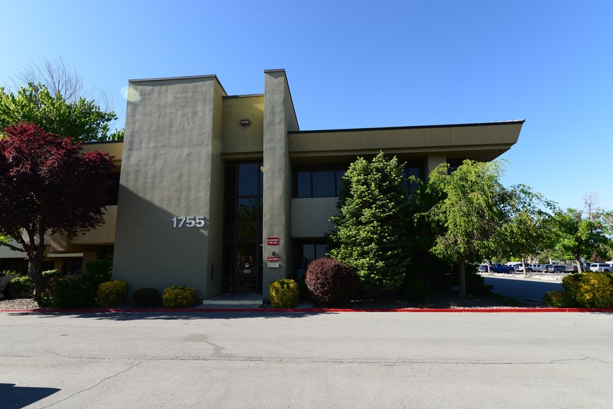 1755 E Plumb Ln, Reno, NV à louer - Photo de l’immeuble – Image 2 sur 7