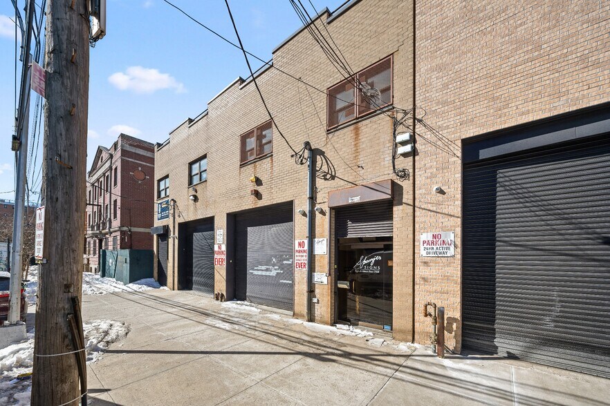 3856 11th St, Long Island City, NY à vendre - Photo de l’immeuble – Image 1 sur 23