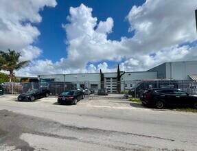 3241-3249 NW 38th St, Miami, FL à louer Photo intérieure– Image 1 sur 8