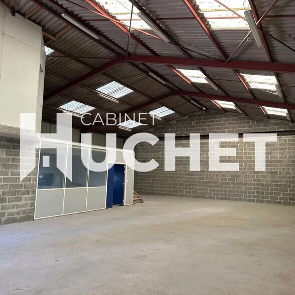 Local d'activités dans DOUVRES-LA-DÉLIVRANDE à vendre - Photo de l’immeuble – Image 2 sur 3