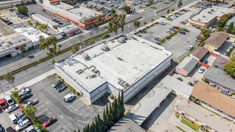 7859 Firestone Blvd, Downey, CA à louer - Photo de l’immeuble – Image 3 sur 27