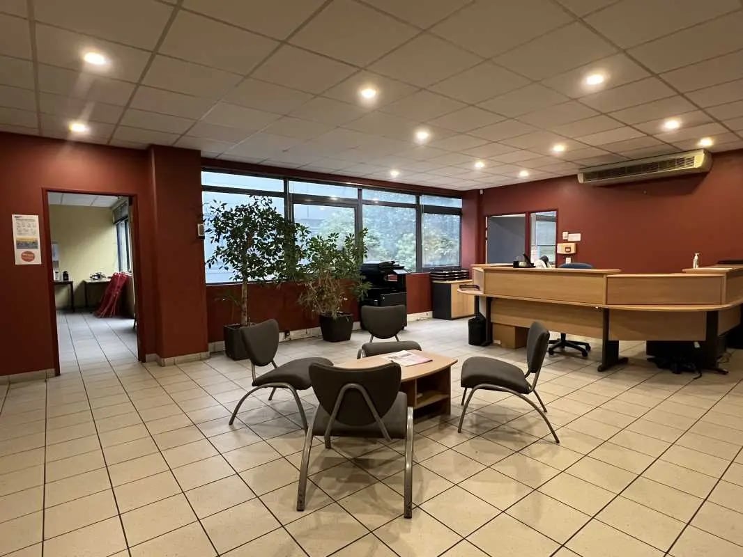 Local d’activités dans Le Plessis-Robinson à louer Photo intérieure– Image 1 sur 12