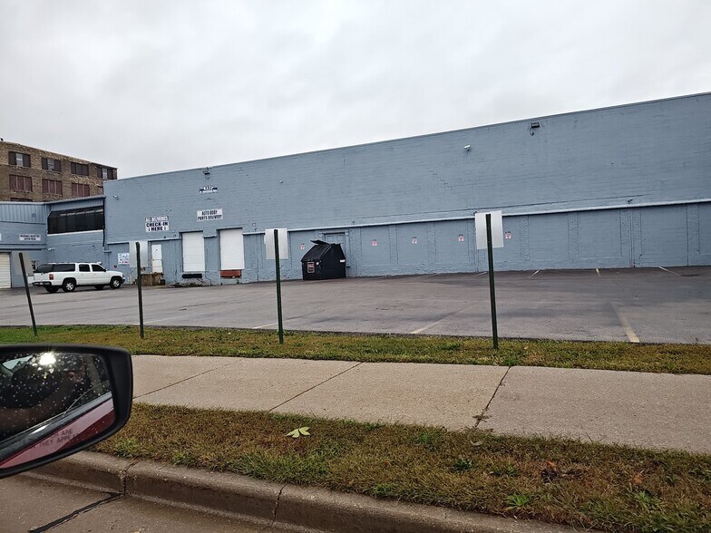 737 W Cleveland Ave, Milwaukee, WI à vendre - Photo de l’immeuble – Image 2 sur 19