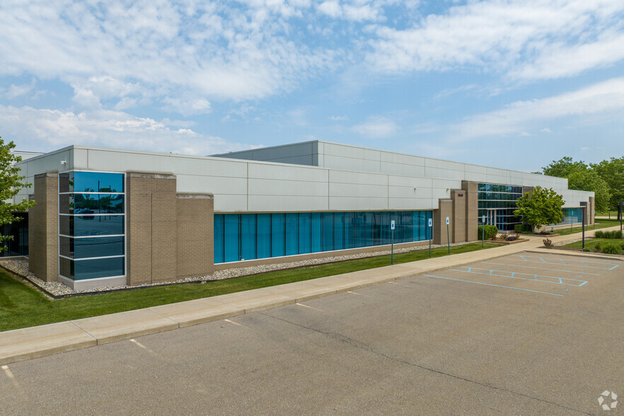 5850 Mercury Dr, Dearborn, MI à louer - Photo de l’immeuble – Image 2 sur 22