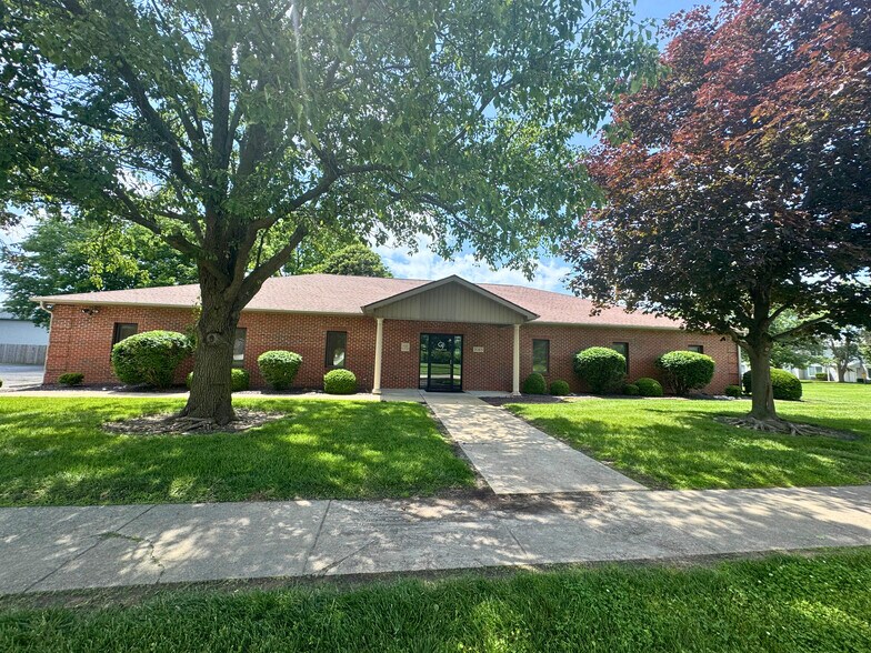 3065 Pershing Ct, Decatur, IL à vendre - Photo de l’immeuble – Image 1 sur 33