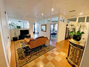 523 Chapala St, Santa Barbara, CA à louer Photo de l’immeuble– Image 2 sur 8