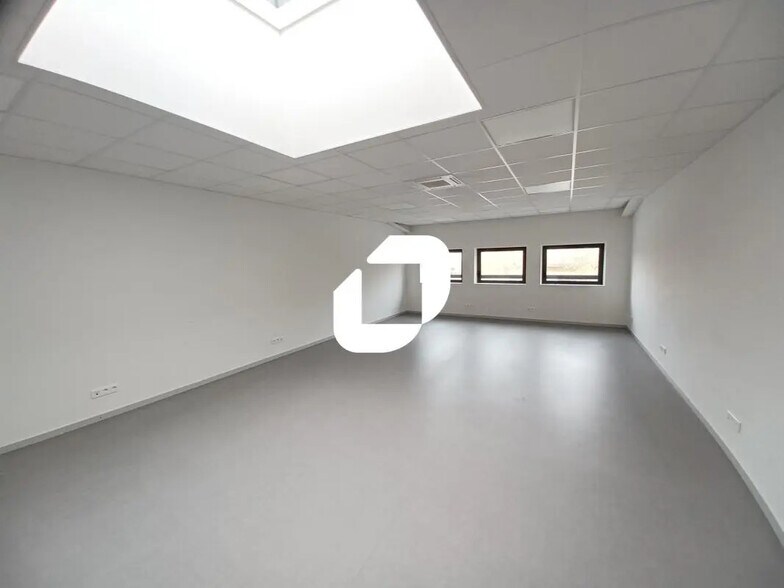 Bureau dans Bussy-Saint-Georges à louer - Photo de l’immeuble – Image 1 sur 6