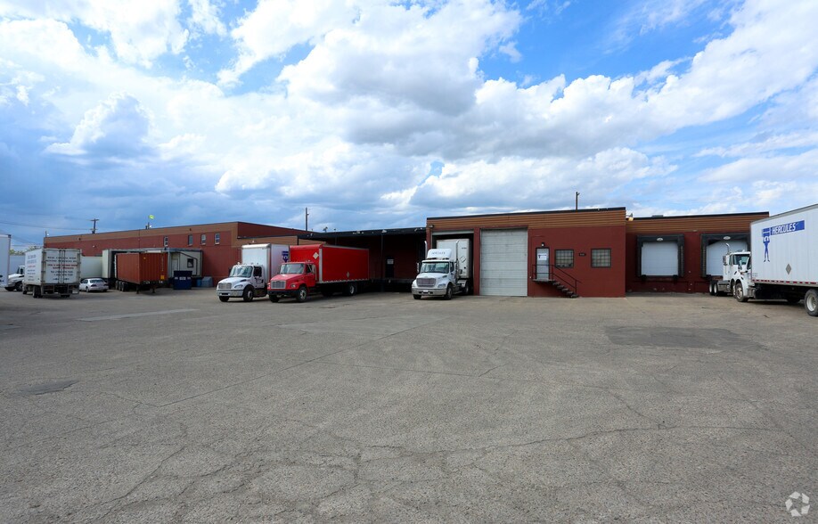 8544-8560 126 Av NW, Edmonton, AB à louer - Photo principale – Image 1 sur 9