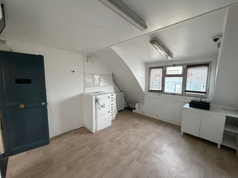 Rue De Châteaudun, Paris à louer - Photo de l’immeuble – Image 3 sur 10