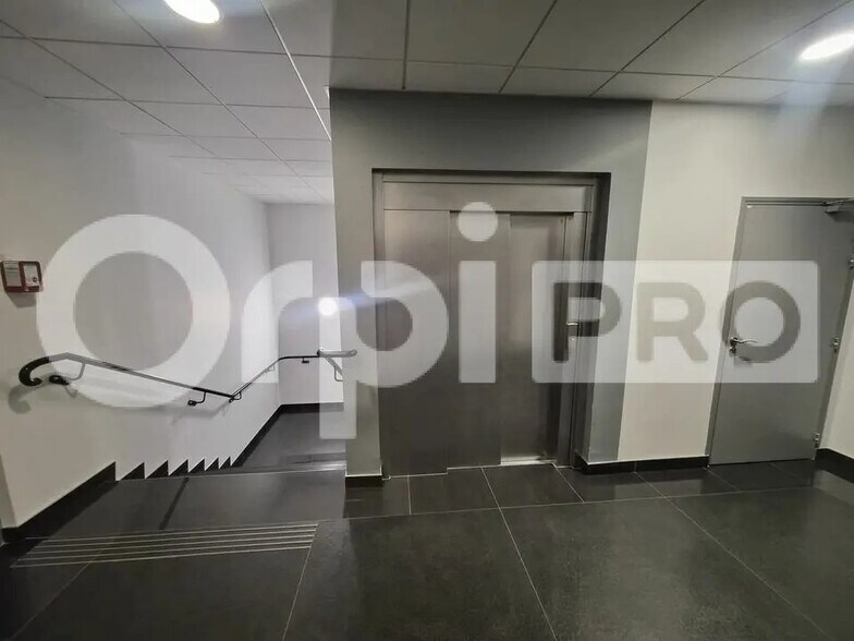 Bureau dans Reims à louer - Hall d’entrée – Image 2 sur 12