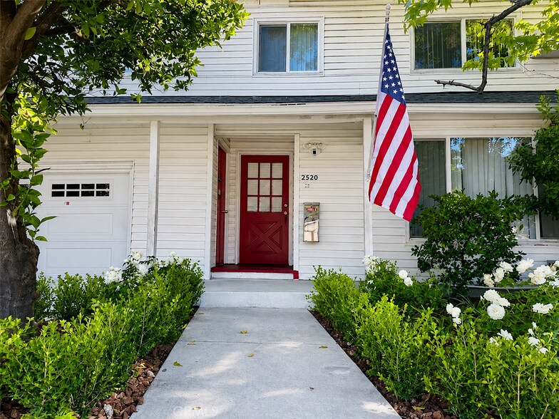 2520 Montrose Ave, Montrose, CA à vendre - Photo de l’immeuble – Image 2 sur 14