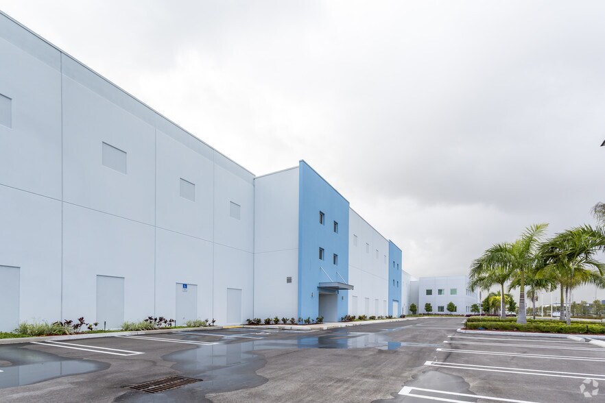7750 NW 79th Pl, Miami, FL à louer - Photo de l’immeuble – Image 3 sur 6