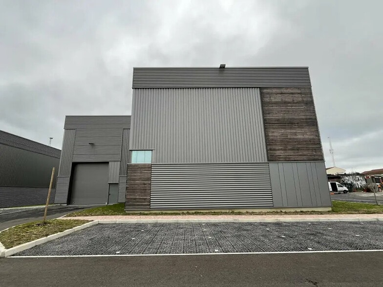 Local d'activités dans Courtry à vendre - Photo de l’immeuble – Image 1 sur 9