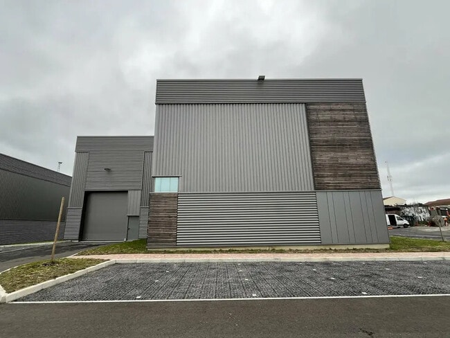 Plus de détails pour Local d’activités à vendre