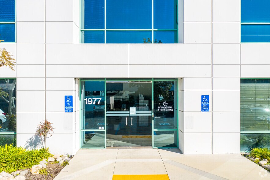 1977 W 190th St, Torrance, CA à louer - Photo de l’immeuble – Image 3 sur 4