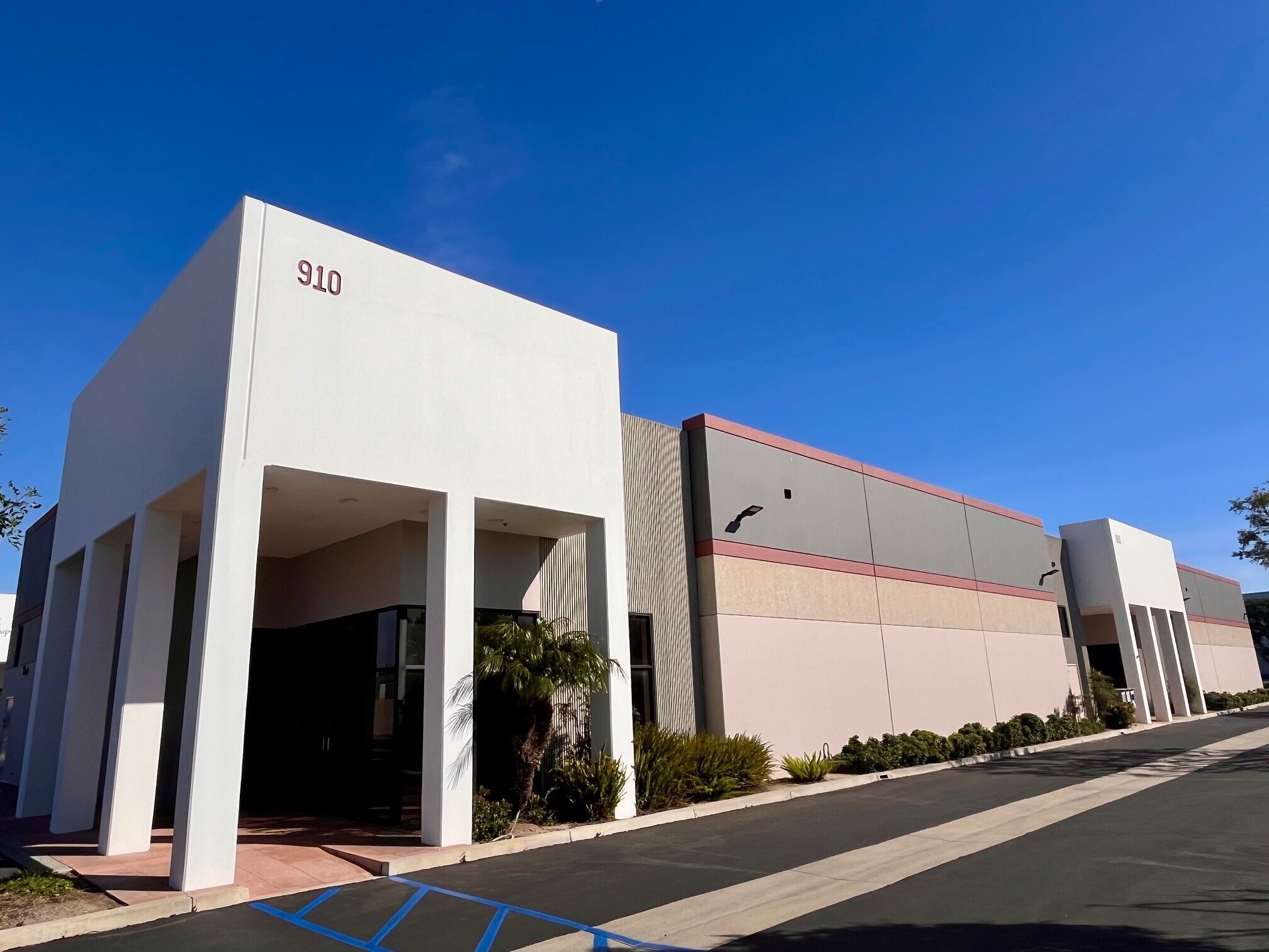 900-910 Graves Ave, Oxnard, CA à louer Photo principale– Image 1 sur 3