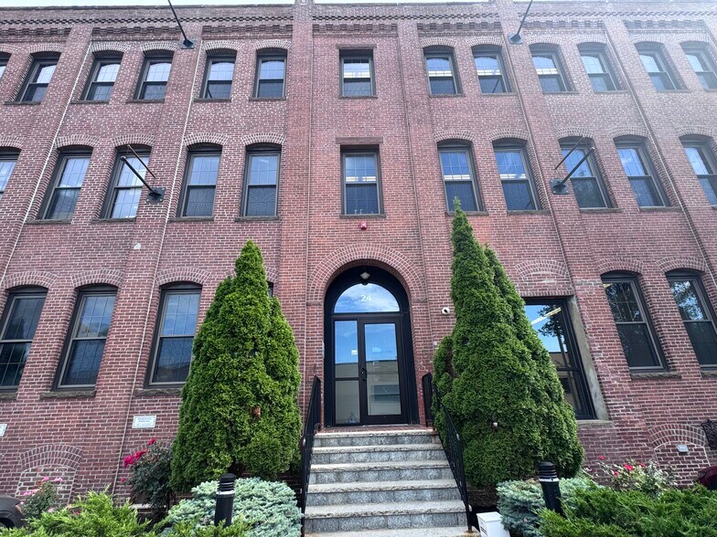 24 Roland St, Charlestown, MA à louer - Photo de l’immeuble – Image 2 sur 17