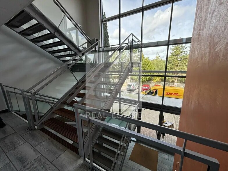 Bureau dans Saint-Genis-Laval à louer - Photo de l’immeuble – Image 3 sur 12