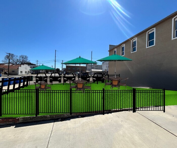 211 E Court St, Seguin, TX à louer - Photo de l’immeuble – Image 3 sur 3