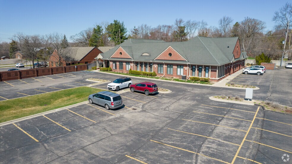 34024 W 8 Mile Rd, Farmington Hills, MI à louer - Photo de l’immeuble – Image 3 sur 5