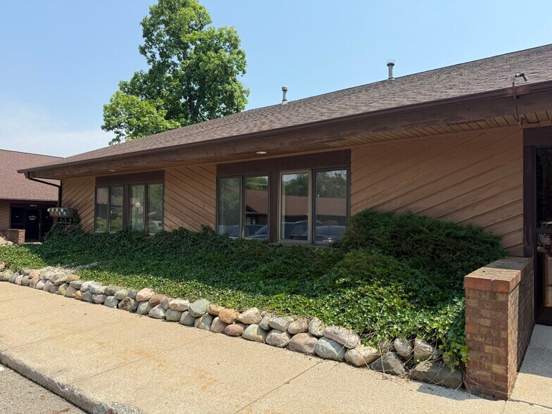 5092 Lovers Ln, Portage, MI à vendre - Photo de l’immeuble – Image 3 sur 16