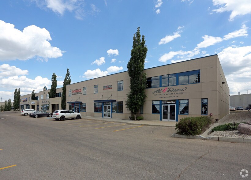 8103-8135 Roper Rd NW, Edmonton, AB à louer - Photo de l’immeuble – Image 2 sur 4