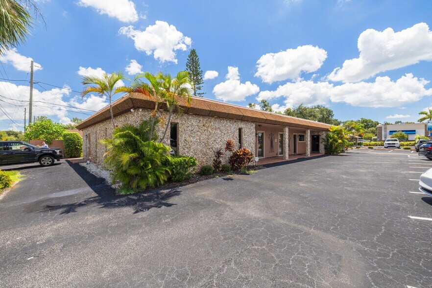 1751 66th St N, Saint Petersburg, FL à louer - Photo de l’immeuble – Image 2 sur 16
