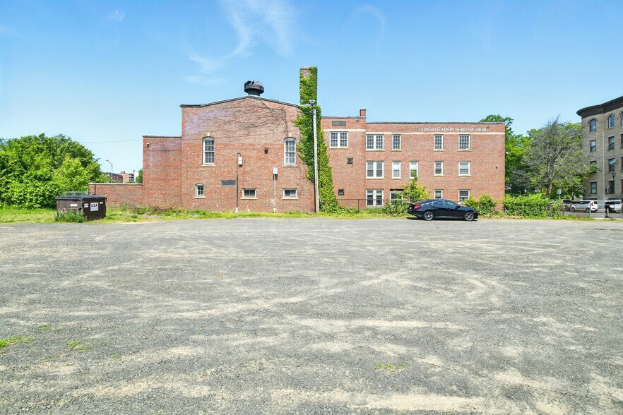 378 Maple St, Holyoke, MA à vendre - Photo de l’immeuble – Image 3 sur 26