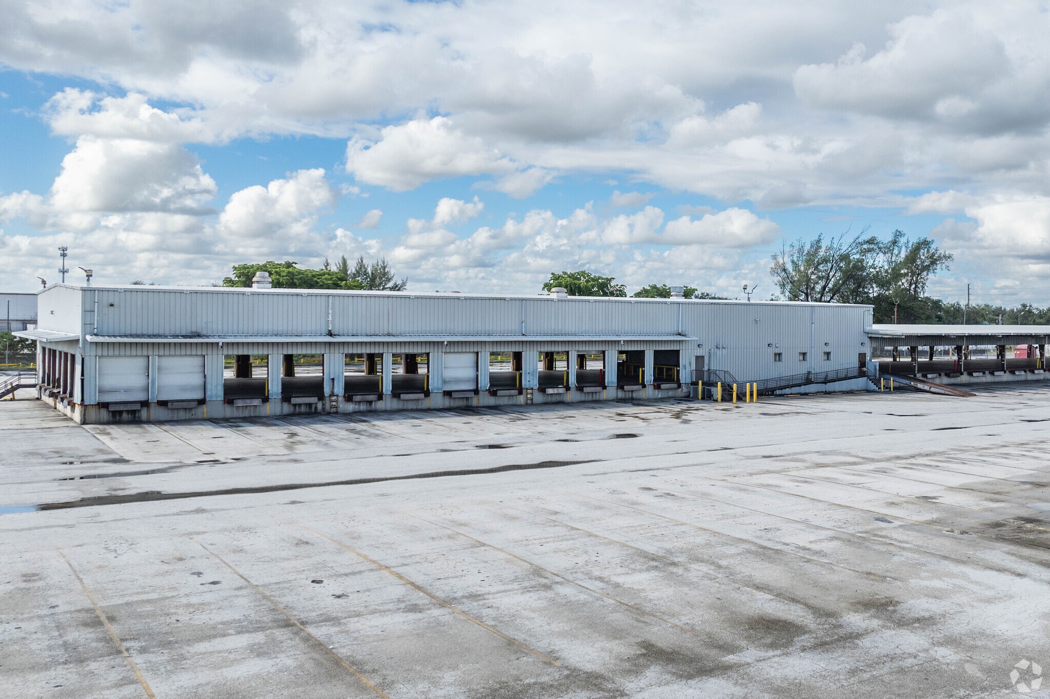 7000 NW 60th St, Miami, FL à louer Photo principale– Image 1 sur 6
