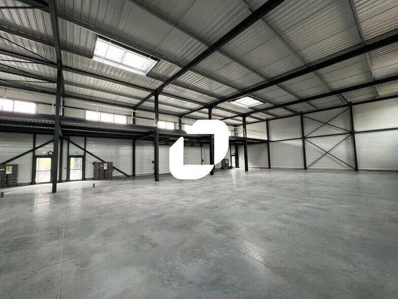 Local d’activités dans Sainghin-en-Mélantois à louer - Photo de l’immeuble – Image 2 sur 11