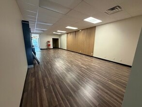 5867-5873 Mayfield Rd, Mayfield Heights, OH à louer Photo intérieure– Image 2 sur 10