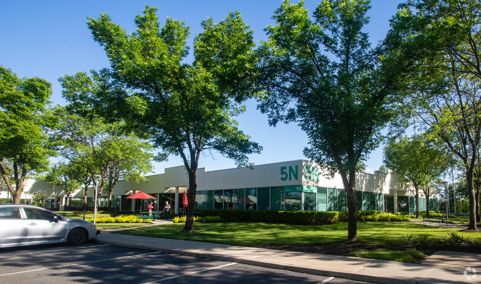 5 Regent St, Livingston, NJ à louer - Photo de l’immeuble – Image 3 sur 7