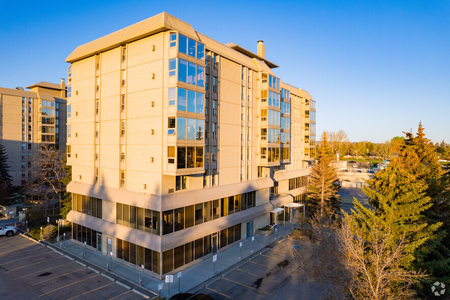4603 Varsity Dr NW, Calgary, AB à vendre - Photo principale – Image 1 sur 55