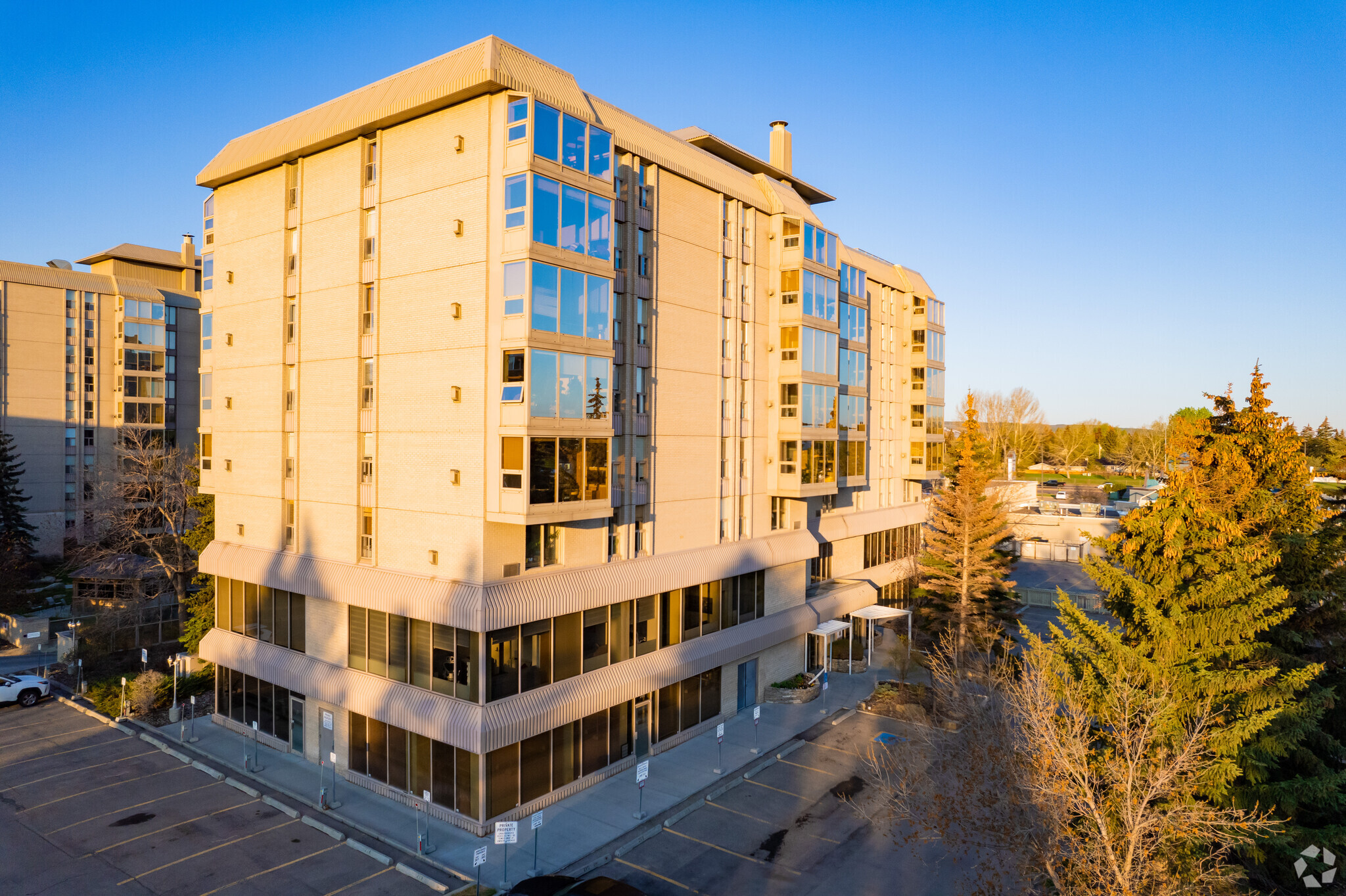 4603 Varsity Dr NW, Calgary, AB à vendre Photo principale– Image 1 sur 56