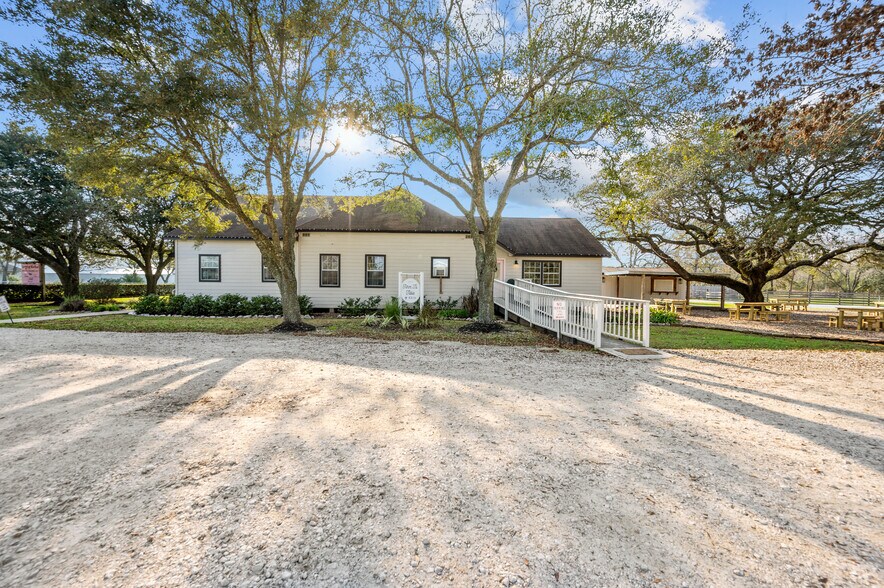 4319 N FM 565 Rd, Mont Belvieu, TX à louer - Photo de l’immeuble – Image 1 sur 18