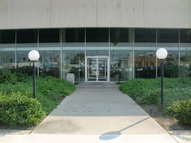 200 S 10th St, McAllen, TX à louer - Photo de l’immeuble – Image 2 sur 22