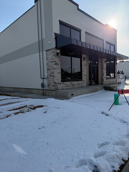 5011 49 Av, Leduc, AB à louer - Photo de l’immeuble – Image 2 sur 3