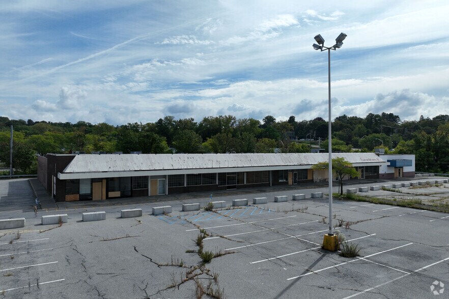 627-643 Dutchess Tpke, Poughkeepsie, NY à vendre - Photo de l’immeuble – Image 2 sur 4