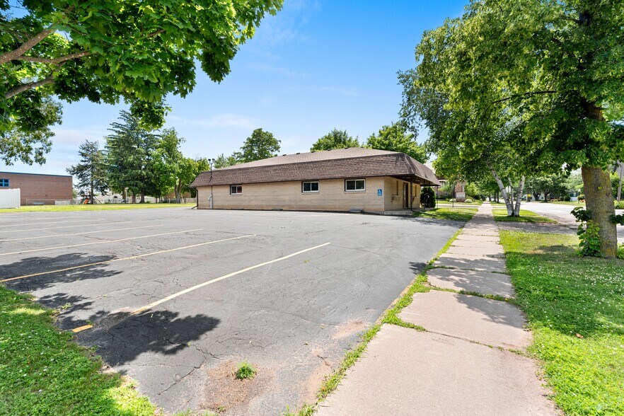 712 S Pearl St, New London, WI à vendre - Photo de l’immeuble – Image 3 sur 17