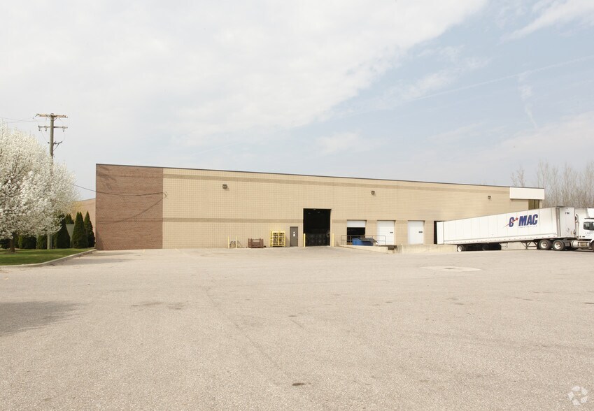 15355 Oakwood Dr, Romulus, MI à louer - Photo de l’immeuble – Image 2 sur 4
