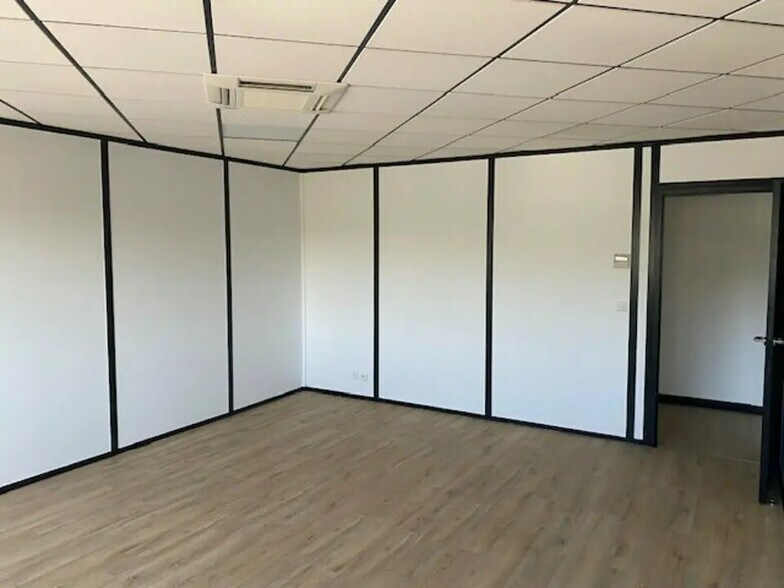 Bureau dans Reims à louer - Photo de l’immeuble – Image 3 sur 11