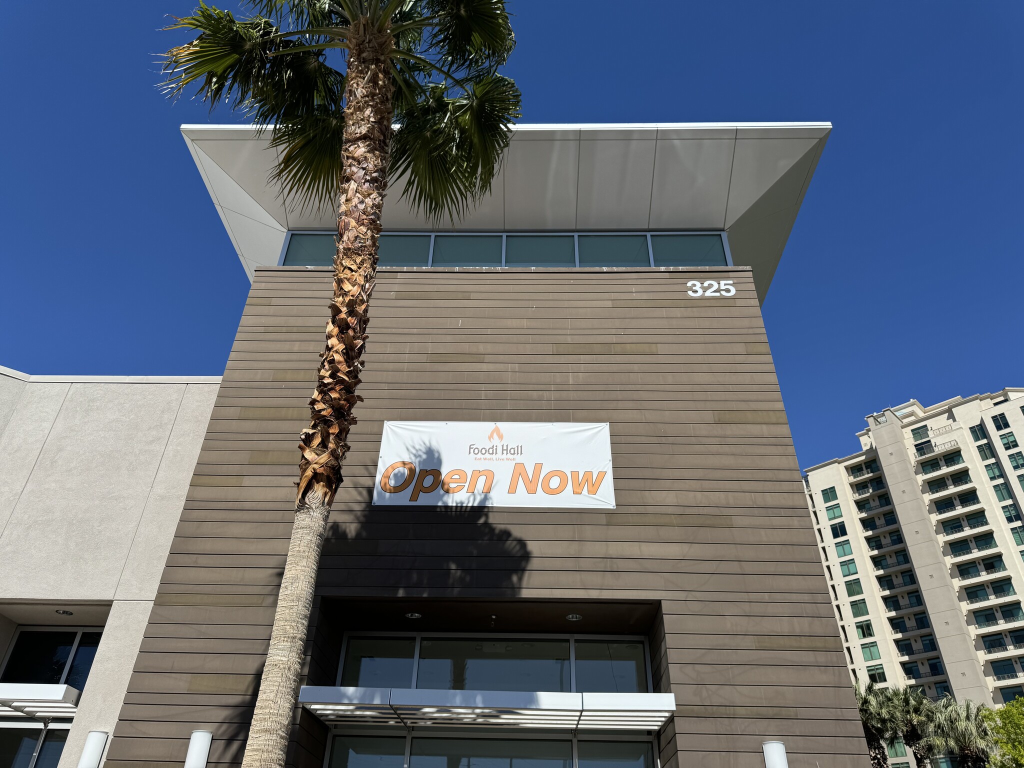 325 Hughes Center Dr, Las Vegas, NV à louer Photo de l’immeuble– Image 1 sur 9