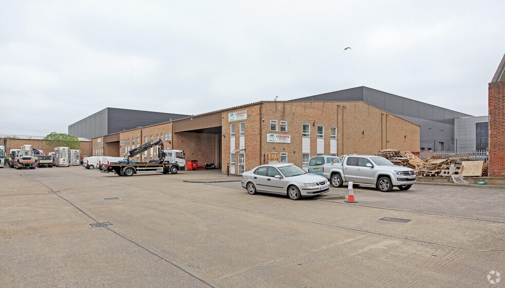 18-24 Whitby Ave, Londres à louer - Photo de l’immeuble – Image 3 sur 3