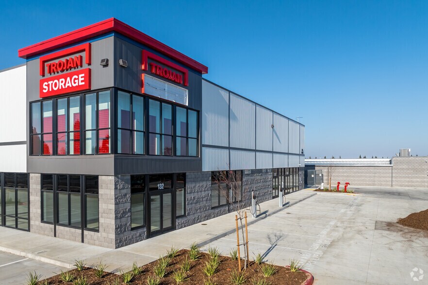 9025 Big Horn Blvd, Elk Grove, CA à louer - Photo de l’immeuble – Image 2 sur 8